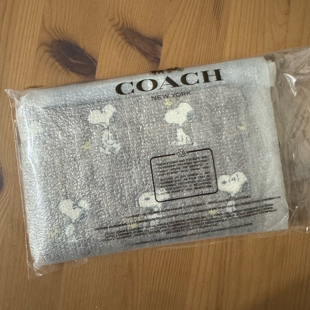 🐶❤️ Coach X Peanuts Corner Zip Wristlet In Signature Canvas With Snoopy Print - Picture 8 of 8